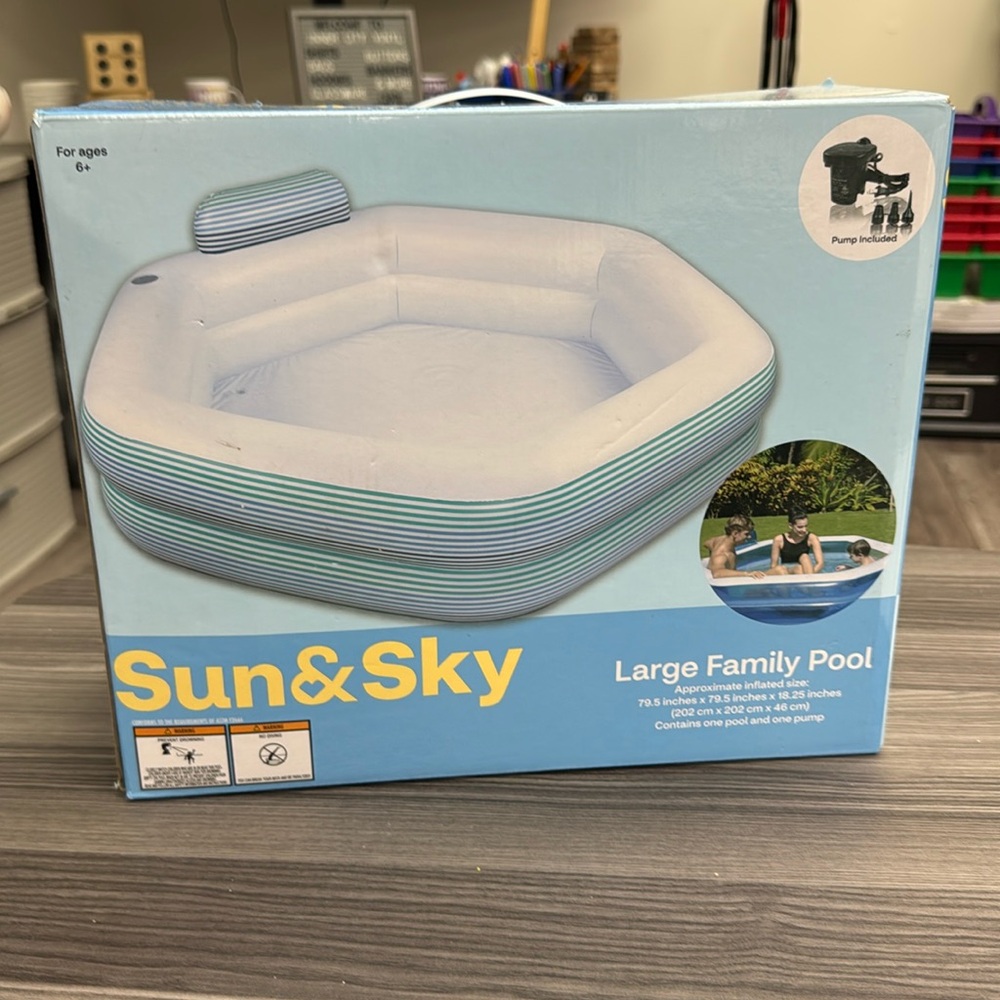Sun & Sky Large Family Pool new in box never opened in excellent condition